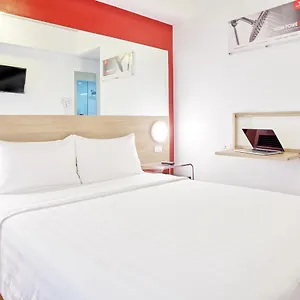 red-planet-ortigas-manila-hotel.angeleshotels.net/